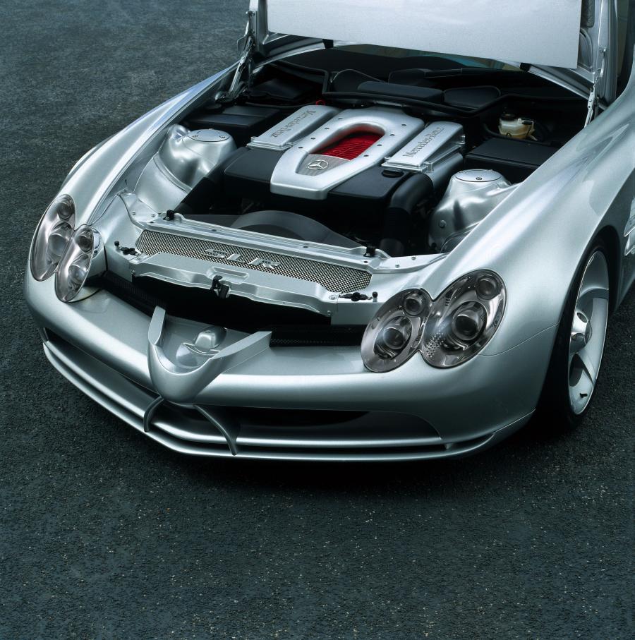 Моторный отсек Mercedes-Benz Vision SLR Concept (C199) 1999 года  (фото 9 из 10)
